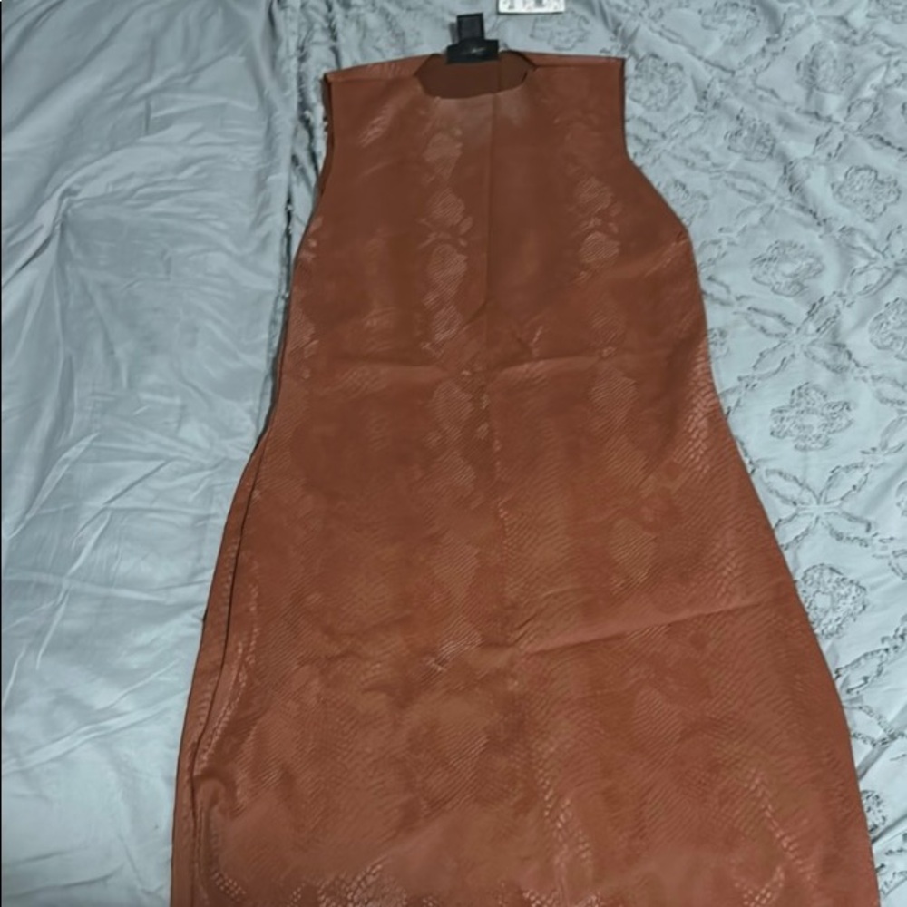 Chic Sleeveless Tan Midi Dress